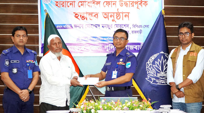 পুলিশের সাইবার ক্রাইম মনিটরিং সেল কর্তৃক  উদ্ধারকৃত ৪৭টি মোবাইল মালিকের কাছে হস্তান্তর